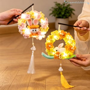 DIY knutselset konijnenlantaarn voor kinderen – gloeiende pijpenrager bloemenkrans, handgemaakt vakantiedecor, feestbedankje voor kinderen, paascadeau kinderen.