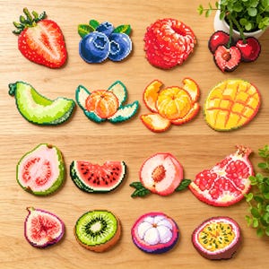 Pode incluir: Uma coleção de ilustrações de frutas pixelizadas, incluindo um morango vermelho, mirtilos, uma framboesa, cerejas, um melão, uma tangerina, uma tangerina descascada, uma manga, uma goiaba, uma fatia de melancia, um pêssego, uma romã, um figo, um kiwi, um mangostão e uma maracujá.