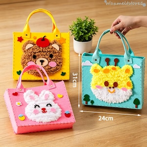 Puede incluir: Tres bolsos de fieltro con caras de animales de peluche: uno amarillo con un oso marrón, uno rosa con un conejo blanco y uno azul claro con una jirafa amarilla. Cada bolso mide 31 cm de alto y 24 cm de ancho, con bordes cosidos.
