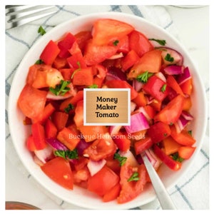 Puede incluir: Un cuenco blanco lleno de ensalada de tomate fresco. La ensalada incluye tomates rojos cortados en dados, cebolla roja y perejil. El texto "Money Maker Tomato" se muestra en un letrero de madera. Tambi&eacute;n son visibles las palabras "Buckeye Heirloom Seeds".