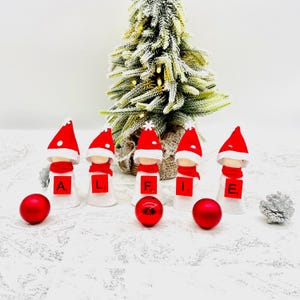 Enfeite de Natal personalizado com boneco de pregador de roupa, presente de elfo com inicial, lembrancinha de Natal, enfeite para árvore de Natal