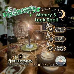 Può includere: Un pacchetto di 2 incantesimi Money & Luck Spell con una candela nera accesa su un piatto, un piccolo calderone nero, carte dei tarocchi e testi che indicano Fast Results, Same Day, Photo Proof e Time-Lapse Video Option Available.