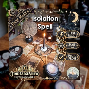 Op de afbeelding: Een isolatiespreukset met een zwarte kaars in een metalen schaal, tarotkaarten, een kleine zwarte ketel en een rond houten bord. Tekstoverlays bevatten Dark Magick, Isolation Spell, Fast Results, Same Day, Photo Proof en Time-Lapse Video.
