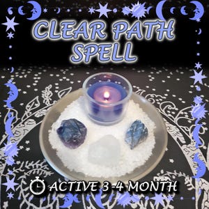 Puede incluir: Un arreglo espiritual con una vela azul encendida en un vaso, cristales y gránulos blancos sobre un plato. El texto "CLEAR PATH SPELL" está en la parte superior, con "ACTIVE 3-4 MONTH" en la parte inferior.