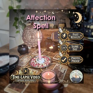 Könnte beinhalten: Eine rosa Kerze brennt in einem Metallhalter, umgeben von kleinen Kristallen auf einer Holzoberfläche mit Tarotkarten, einem schwarzen Kessel und einem runden Holzkalender. Textüberlagerungen umfassen Affection Spell, Fast Results, Same Day, Photo Proof und Time-Lapse Video Option Available.