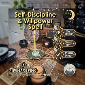 Puede incluir: Una vela amarilla en un plato de metal con hierbas, rodeada de cartas de tarot, un pequeño caldero negro y un calentador de cera. El texto dice: Self-Discipline & Willpower Spell, Fast Results, Same Day, Photo Proof, Time-Lapse Video.