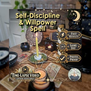 Op de afbeelding: Een rituele opstelling met een gele kaars in een metalen schaal met kruiden, omringd door tarotkaarten, een kleine zwarte ketel en een houten kalender. Tekstoverlays bevatten Self-Discipline & Willpower Spell, Fast Results, Same Day, Photo Proof en Time-Lapse Video Option Available.