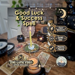 Op de afbeelding: Een gele kaars staat in een metalen schaal met kruiden, omringd door tarotkaarten, een kleine zwarte ketel en een houten kalenderschijf. Tekstoverlays bevatten Good Luck & Success Spell, Fast Results, Same Day, Photo Proof en Time-Lapse Video.