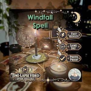 Op de afbeelding: Een zwarte kaars brandt in een witte houder op een metalen bord met groene kruiden, omringd door tarotkaarten, een kleine zwarte ketel en een houten schijf met een boomontwerp. Tekst: Windfall Spell, Fast Results, Same Day, Photo Proof, Time-Lapse Video.