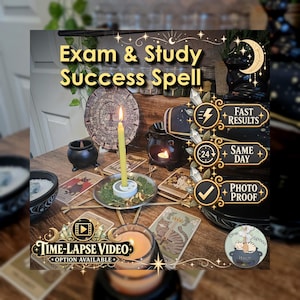 Può includere: Una candela gialla si trova in un piatto di metallo pieno di erbe, circondata da carte dei tarocchi, un piccolo calderone nero e una ruota calendario in legno. Le scritte includono Exam & Study Success Spell, Fast Results, Same Day, Photo Proof e Time-Lapse Video.