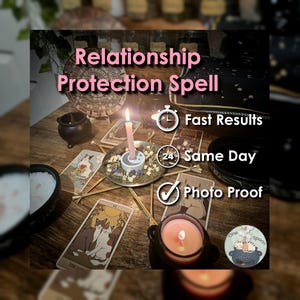 Op de afbeelding: Een mystieke scène met een brandende roze kaars, tarotkaarten en een kleine ketel. De tekst "Relationship Protection Spell" wordt weergegeven, samen met "Fast Results", "Same Day" en "Photo Proof".
