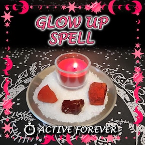 以下が含まれることがあります： ガラスホルダーに入った赤いろうそくが、クリスタルと塩に囲まれてお皿の上にあります。「Glow Up Spell」と「Active Forever」の文字が画像に表示され、黒い背景にピンクのアクセントが施されています。