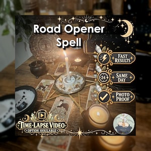Könnte beinhalten: Ein Ritual-Set mit einer zentralen weißen Kerze auf einem Teller, umgeben von fünf Holzstäben in Sternform, Tarotkarten, einem kleinen schwarzen Kessel und Texten wie Road Opener Spell, Fast Results, Same Day und Photo Proof.