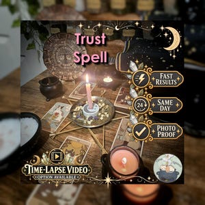 Puede incluir: Un conjunto ritual con una vela rosa en un soporte circular, rodeado de hierbas secas y cartas del tarot sobre una superficie de madera. Los textos incluyen Trust Spell, Fast Results, Same Day, Photo Proof y Time-Lapse Video Option Available.