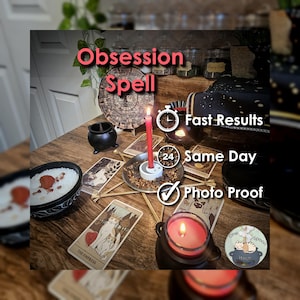 Könnte beinhalten: Ein Ritual-Set mit einer roten Kerze in einem Metallhalter, umgeben von Tarotkarten, einem kleinen schwarzen Kessel und einer Schale mit weißem Salz und einem roten Stein. Der Text lautet Obsession Spell, Fast Results, Same Day, Photo Proof.