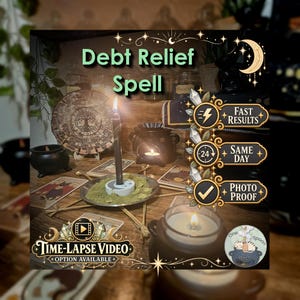 Può includere: Un set per incantesimo di sollievo dal debito con una candela nera su supporto bianco, erbe verdi, carte dei tarocchi, un piccolo calderone nero, un disco calendario in legno e testi che indicano Fast Results, Same Day e Photo Proof.