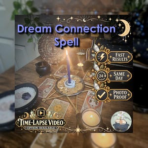 Könnte beinhalten: Eine violette Kerze in einem Halter auf einem Teller mit Kräutern, umgeben von Tarotkarten, einem kleinen schwarzen Kessel und einer brennenden Kerze. Textüberlagerungen zeigen Dream Connection Spell, Fast Results, Same Day, Photo Proof und Time-Lapse Video.