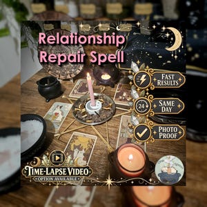 Puede incluir: Un conjunto ritual con una vela rosa en un soporte central, rodeado de cartas del tarot, pequeños calderos negros y una disposición en forma de estrella. Los textos incluyen Relationship Repair Spell, Fast Results, Same Day y Photo Proof.