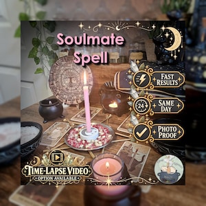 Puede incluir: Una vela rosa se encuentra en un plato de metal lleno de pequeños cristales, rodeada de cartas de tarot, un calendario de madera y calderos negros. El texto incluye Soulmate Spell, Fast Results, Same Day, Photo Proof y Time-Lapse Video.