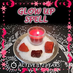 以下が含まれることがあります： ガラスホルダーに入った燃える赤いろうそくが、3つの赤オレンジ色のクリスタルと白い顆粒が入った銀色の皿の上にあります。「GLOW UP SPELL」という言葉が皿の上にあり、「ACTIVE 1-2 YEARS」が下にあります。背景はピンクの星と月がある黒です。