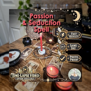 Peut inclure: Un ensemble rituel avec une bougie rouge dans un plat en métal, entouré de cartes de tarot, d'un petit chaudron noir et d'une étoile en bois. Le texte indique Passion & Seduction Spell, Fast Results, Same Day, Photo Proof et Time-Lapse Video.