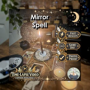 Op de afbeelding: Een rituele opstelling met een zwarte kaars in een witte houder, omringd door tarotkaarten, een kleine zwarte ketel en een houten kalenderschijf. Tekstoverlays bevatten Mirror Spell, Fast Results, Same Day, Photo Proof en Time-Lapse Video.