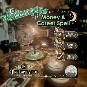 Può includere: Un kit di incantesimi 2 Spell Bundle Money & Career con una candela nera accesa su un piatto con erbe, un disco calendario in legno, carte dei tarocchi e un piccolo calderone nero. Il testo include Fast Results, Same Day, Photo Proof e Time-Lapse Video.
