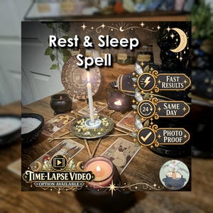 Op de afbeelding: Een rituele opstelling met een witte kaars in een metalen schaal, omringd door gedroogde kruiden, tarotkaarten en een kleine zwarte ketel. Tekstoverlays bevatten Rest & Sleep Spell, Fast Results, Same Day, Photo Proof en Time-Lapse Video.