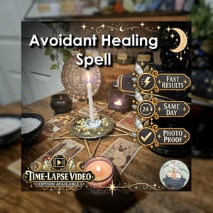 Op de afbeelding: Een witte kaars staat in een metalen schaal omringd door gedroogde kruiden en tarotkaarten op een houten oppervlak. De tekst bevat "Avoidant Healing Spell", "Fast Results", "Same Day", "Photo Proof" en "Time-Lapse Video Option Available".