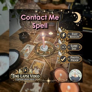 Puede incluir: Una mesa de madera muestra un ritual Contact Me Spell con una vela rosa en un soporte de metal, hierbas secas, cartas de tarot con ilustraciones de gatos, un pequeño caldero negro y textos como Fast Results, Same Day y Photo Proof.