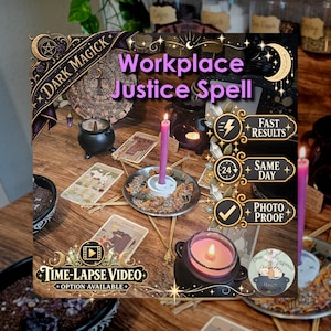 Op de afbeelding: Een rituele opstelling met een roze kaars in een metalen houder, omringd door houten stokjes, tarotkaarten en kleine zwarte ketels. De teksten bevatten "Dark Magick", "Workplace Justice Spell", "Fast Results", "Same Day" en "Photo Proof".