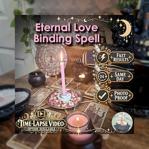 Könnte beinhalten: Eine rosa Kerze in einem Metallhalter, umgeben von kleinen Kristallen, auf einer Holzoberfläche mit Tarotkarten, einem schwarzen Kessel und dem Text Eternal Love Binding Spell, Fast Results, Same Day, Photo Proof, Time-Lapse Video Option Available.