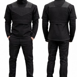 Puede incluir: Una taza de cer&aacute;mica blanca con un asa negra y el texto "But First, Coffee" en un estilo manuscrito. La taza est&aacute; llena de un l&iacute;quido oscuro, probablemente caf&eacute;, y se encuentra sobre una superficie de madera.