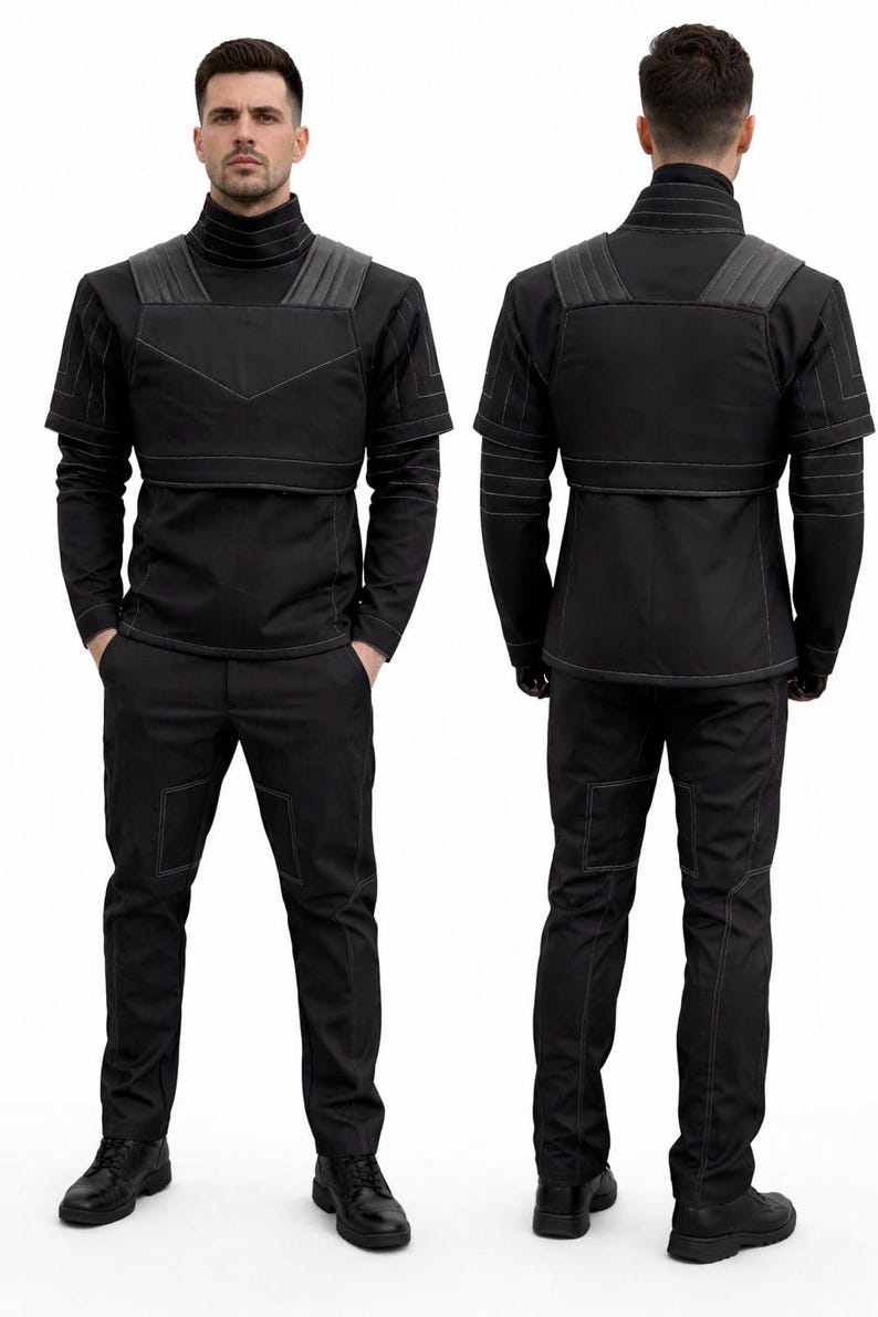 Puede incluir: Una taza de cer&aacute;mica blanca con un asa negra y el texto "But First, Coffee" en un estilo manuscrito. La taza est&aacute; llena de un l&iacute;quido oscuro, probablemente caf&eacute;, y se encuentra sobre una superficie de madera.