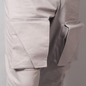 Puede incluir: Taza de cer&aacute;mica blanca con asa negra y el texto "But First, Coffee" en negro, con fuente de estilo manuscrito. Ideal para bebidas calientes.