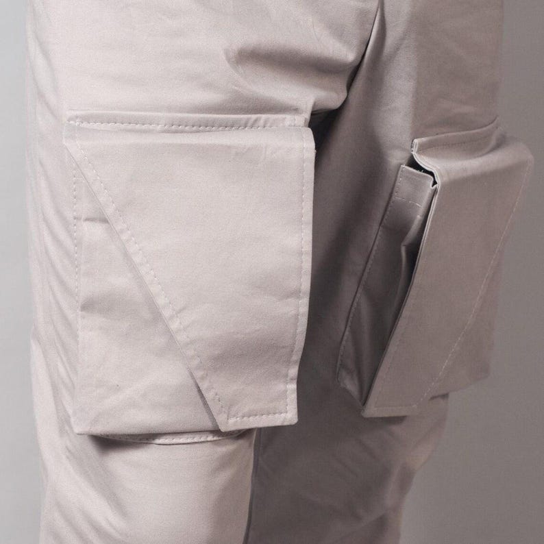 Puede incluir: Taza de cer&aacute;mica blanca con asa negra y el texto "But First, Coffee" en negro, con fuente de estilo manuscrito. Ideal para bebidas calientes.