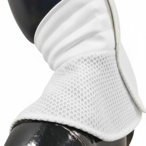 Może przedstawiać: Biały kołnierz szermierczy, zaprojektowany do ochrony szyi. Posiada warstwową konstrukcję z pikowaną g&oacute;rną częścią i oddychającą dolną częścią z siatki. Kołnierz jest przeznaczony do szermierki.