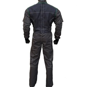 Puede incluir: Mono de carreras gris con detalles negros y costuras blancas. El mono tiene cuello alto, hombros acolchados y codos reforzados. Dise&ntilde;ado para la seguridad y el rendimiento.