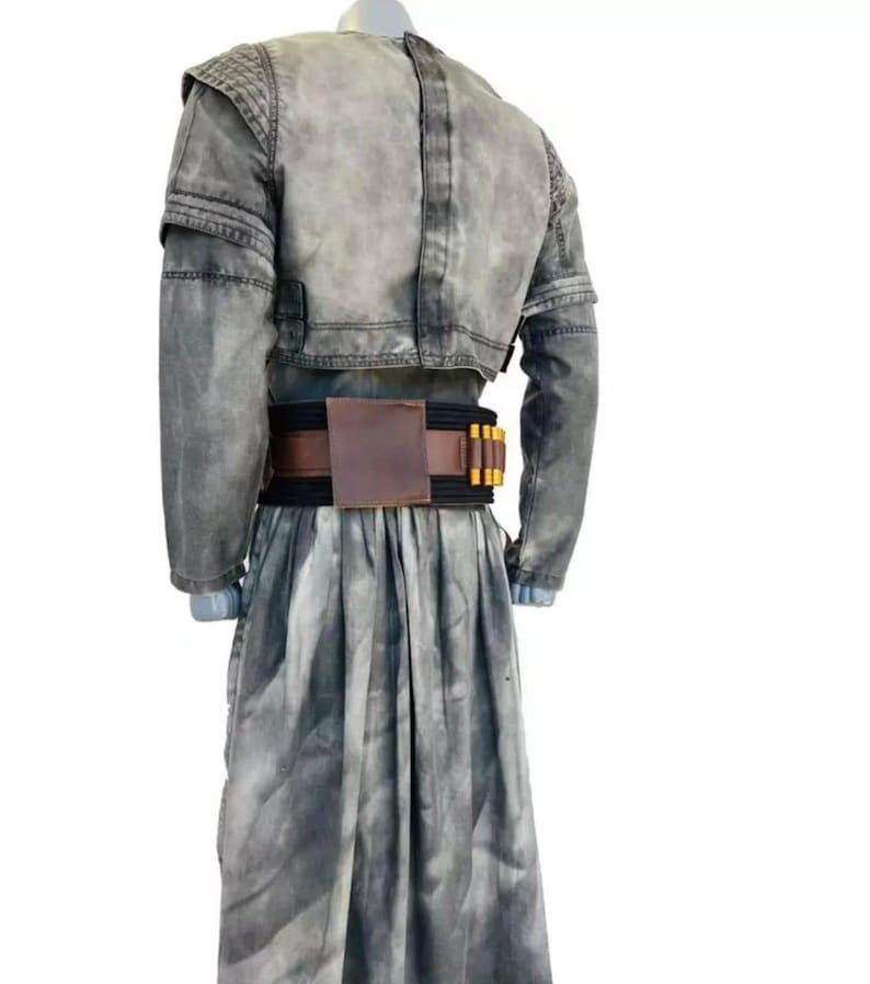 Puede incluir: Un conjunto de tres jarrones de cer&aacute;mica de diferentes alturas y formas. Los jarrones est&aacute;n esmaltados con un acabado blanco mate, ofreciendo una est&eacute;tica minimalista. El jarr&oacute;n m&aacute;s alto mide aproximadamente 25 cm.