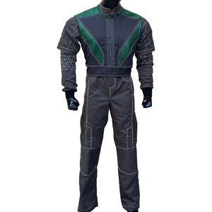 Puede incluir: Mono gris oscuro con detalles verdes en los hombros y el pecho. El traje presenta costuras blancas y guantes negros. El atuendo est&aacute; dise&ntilde;ado con un cuello alto y una cintura ajustada, adecuado para cosplay o eventos de disfraces.