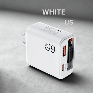 Könnte beinhalten: Ein weißes 65-W-USB-Ladegerät mit US-Steckerstiften. Das Ladegerät hat einen schwarzen und roten USB-Anschluss und den Text "WHITE US".