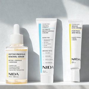 Puede incluir: Un set de cuidado de la piel NIDA que incluye un suero Peptide Propolis Renewal de 50 ml en frasco cuentagotas, una crema hidratante Ultimate de 100 ml en tubo blanco con detalles azules y una crema para ojos Revive de 40 ml en tubo blanco.