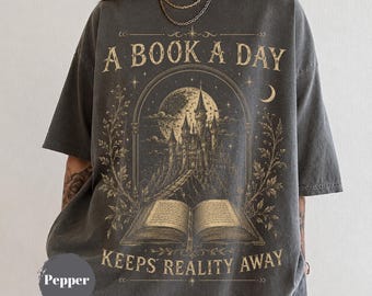 Drachen-Shirt „Ein Buch pro Tag“, Fantasy-Drachen-T-Shirt für Leseratten, Buchclub-Kleidung, Geschenk für Bücherwürmer von Comfort Colors®, Kuscheliges T-Shirt für Bücherwürmer