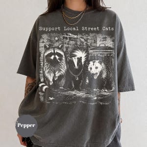 地元の野良猫を応援しようTシャツ、面白いアライグマ、スカンク、オポッサムのグラフィックTシャツ、ヴィンテージ動物好きアパレル、レトロな動物ギフト