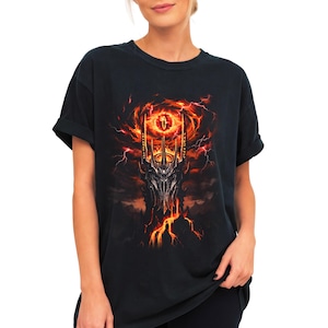 Dark Lord Retro Comfort Farben Shirt, Fantasy Fire Eye Grafik T-Shirt, Ring inspiriert, Dark Knight Vintage Outfit, Buch-Liebhaber Geschenk