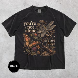 Você não está sozinho, existem insetos! Camiseta divertida com estampa de entomologia, camiseta vintage para amantes de insetos, presente para colecionadores de insetos, roupa para nerds da natureza.