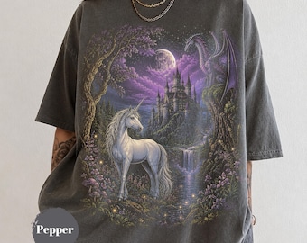 90er Jahre Fantasy Einhorn Shirt, magisches Pegasus Grafik T-Shirt, mittelalterliches Burg Drachen Kleid, Fairycore Cottagecore Geschenk, Retro Fantasy Kunst
