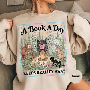 Camiseta del Club de Lectura de Criptozoología, Camiseta Gráfica de Bigfoot, Mothman y Jackalope, Ropa Divertida para Amantes de los Libros, Regalo para Leer Alrededor de una Fogata