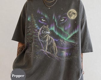 ヴィンテージウルフムーンシャツ、レトロな森のオオカミのグラフィックTシャツ、オーロラ自然アパレル、野生動物好きへのギフト、90年代アウトドアTシャツ