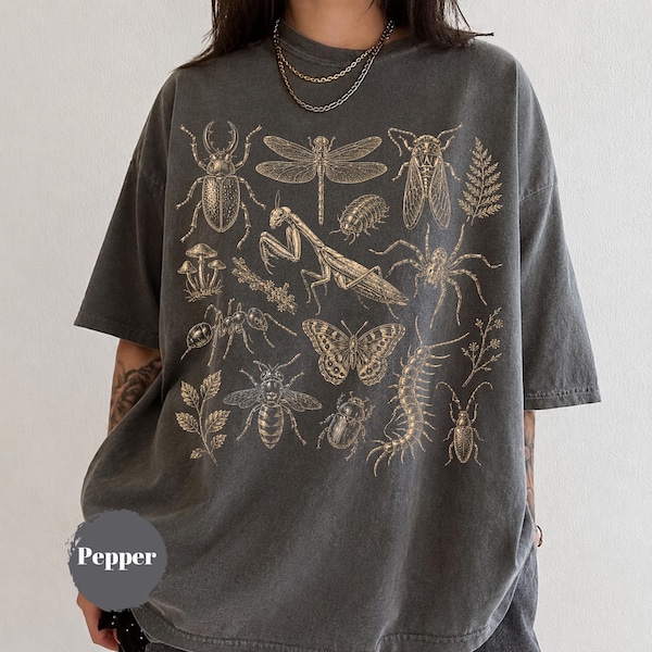 Maglietta con insetti anni '90, t-shirt vintage con grafica di insetti, design in stile tatuaggio con millepiedi, formica e mantide religiosa, regalo per gli amanti dell'entomologia e della natura.